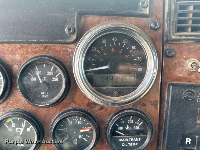 image for item DV2612 2004 Peterbilt 330 utility / service truck