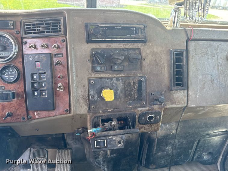 image for item DV2612 2004 Peterbilt 330 utility / service truck