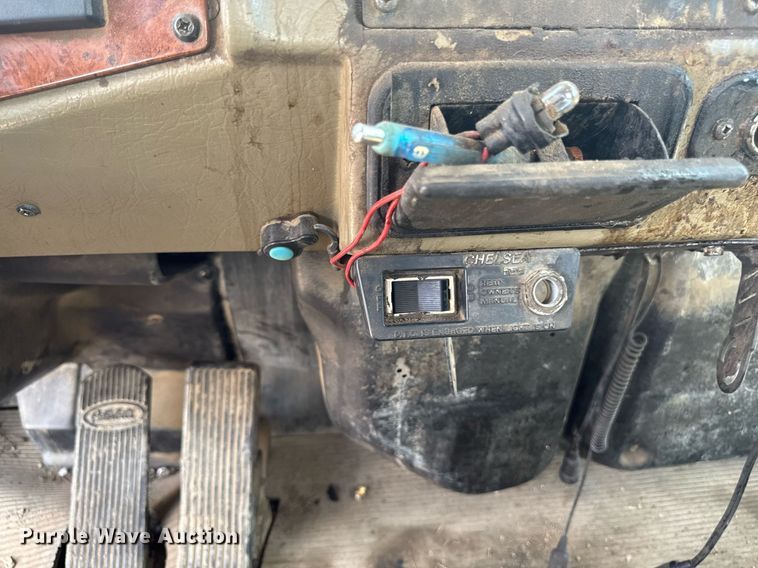 image for item DV2612 2004 Peterbilt 330 utility / service truck