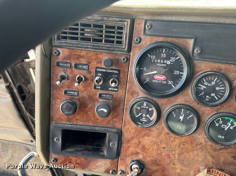 image for item DV2612 2004 Peterbilt 330 utility / service truck