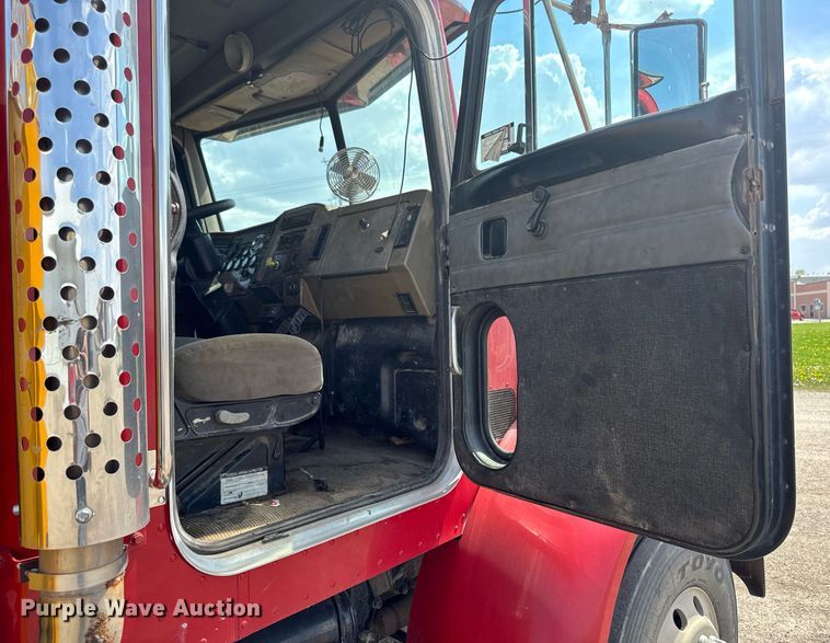 image for item DV2612 2004 Peterbilt 330 utility / service truck