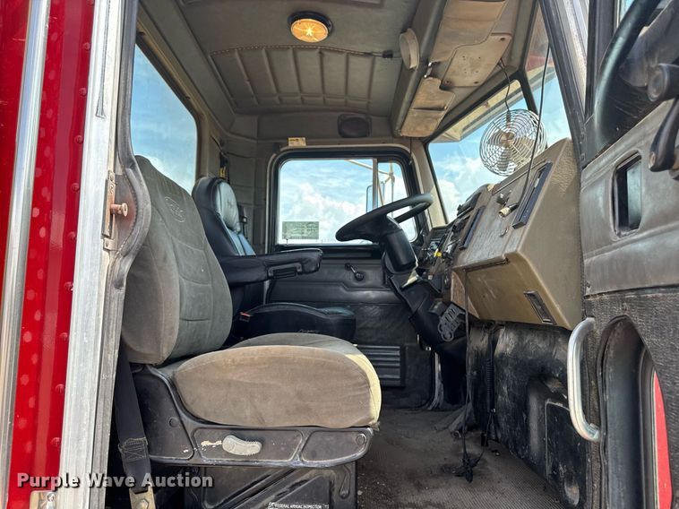 image for item DV2612 2004 Peterbilt 330 utility / service truck