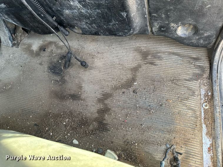 image for item DV2612 2004 Peterbilt 330 utility / service truck