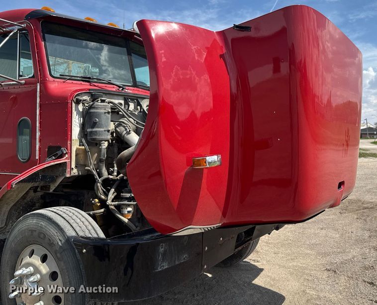 image for item DV2612 2004 Peterbilt 330 utility / service truck