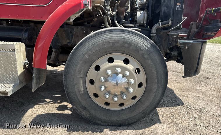 image for item DV2612 2004 Peterbilt 330 utility / service truck