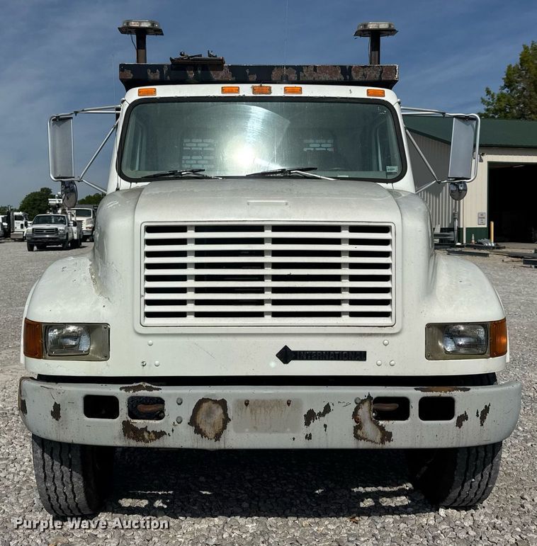 image for item DV4013 2000 International 4900 dump flatbed truck