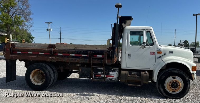 image for item DV4013 2000 International 4900 dump flatbed truck