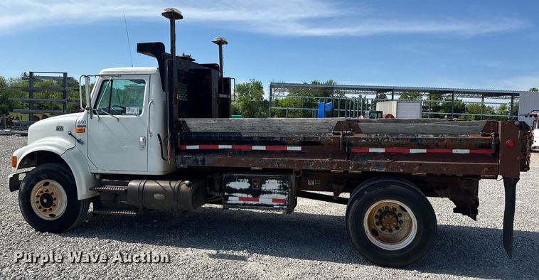image for item DV4013 2000 International 4900 dump flatbed truck
