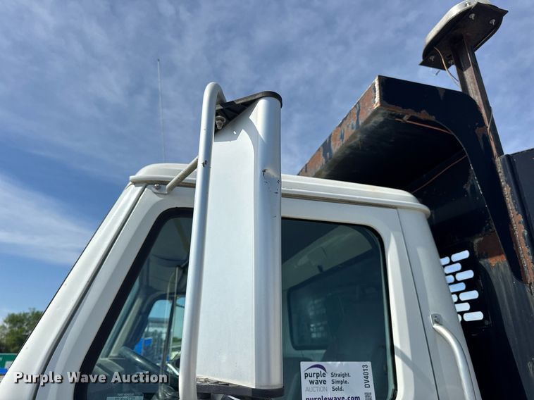 image for item DV4013 2000 International 4900 dump flatbed truck