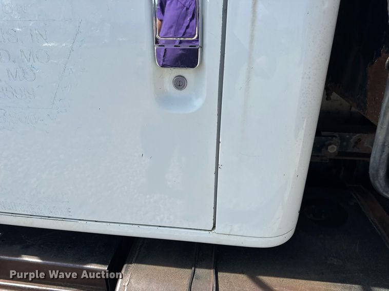 image for item DV4013 2000 International 4900 dump flatbed truck