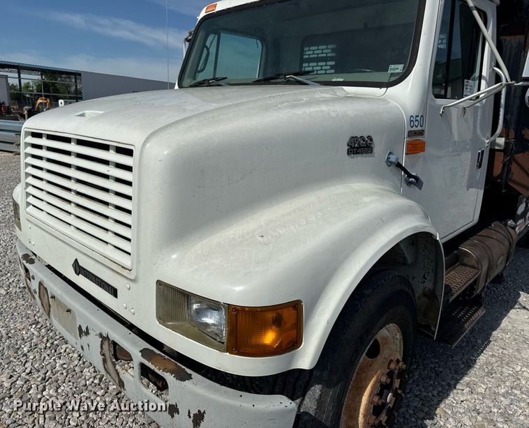 image for item DV4013 2000 International 4900 dump flatbed truck