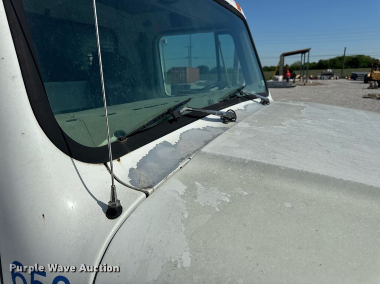 image for item DV4013 2000 International 4900 dump flatbed truck