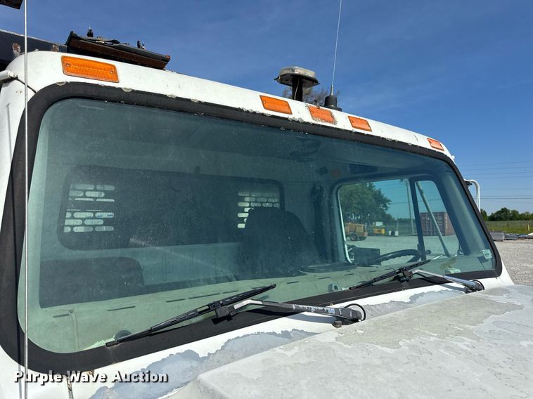 image for item DV4013 2000 International 4900 dump flatbed truck