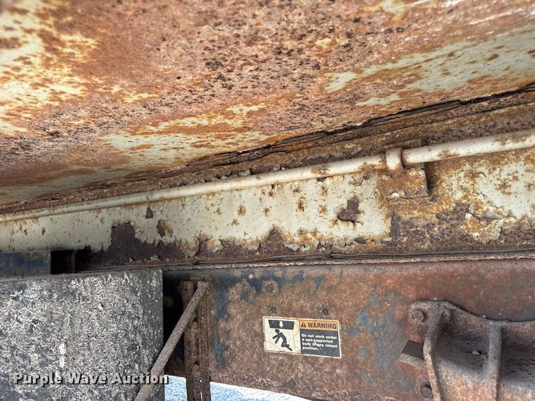 image for item DV4013 2000 International 4900 dump flatbed truck