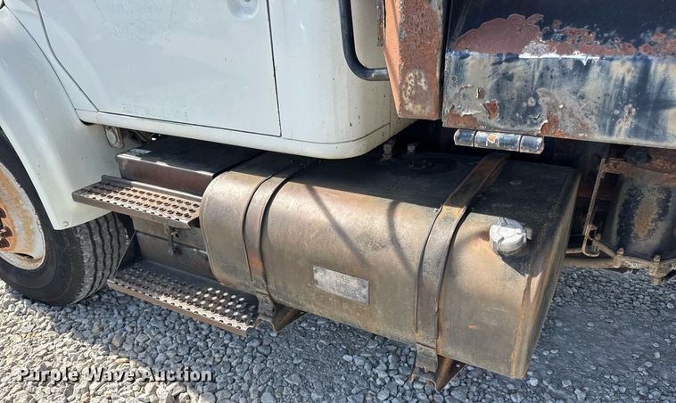 image for item DV4013 2000 International 4900 dump flatbed truck