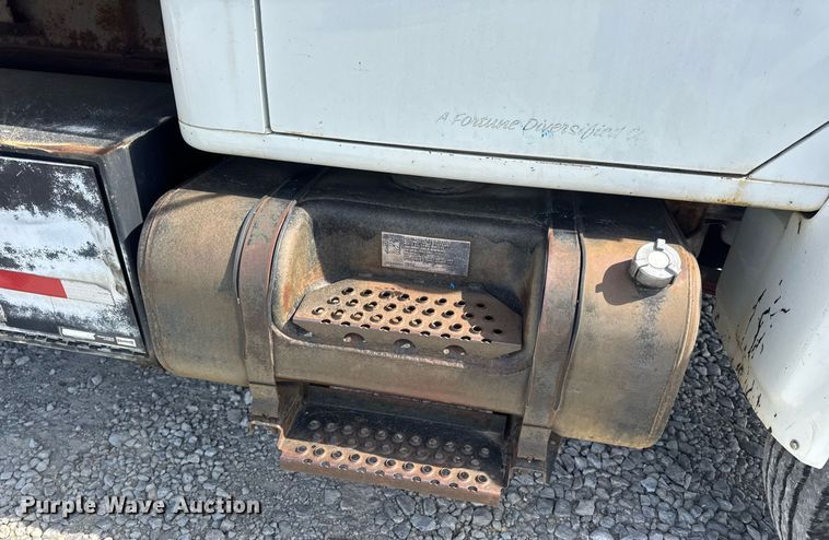 image for item DV4013 2000 International 4900 dump flatbed truck