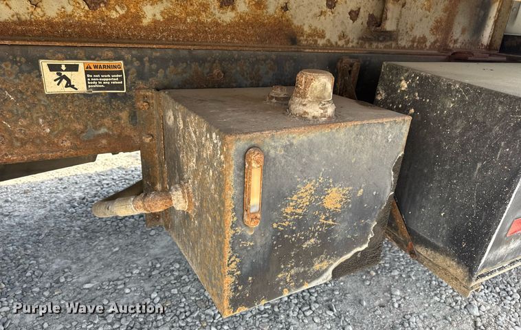 image for item DV4013 2000 International 4900 dump flatbed truck