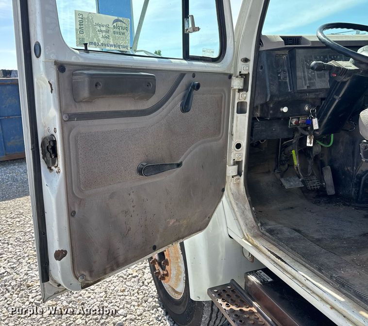 image for item DV4013 2000 International 4900 dump flatbed truck