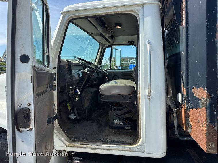 image for item DV4013 2000 International 4900 dump flatbed truck