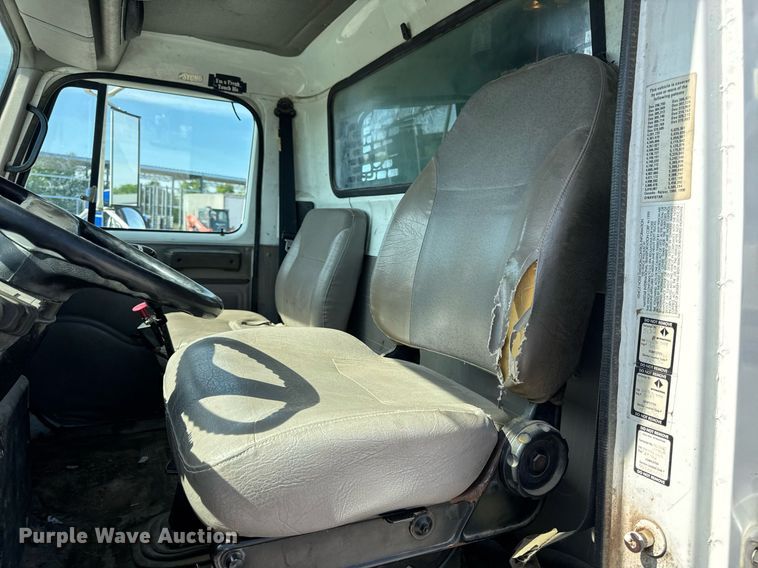 image for item DV4013 2000 International 4900 dump flatbed truck