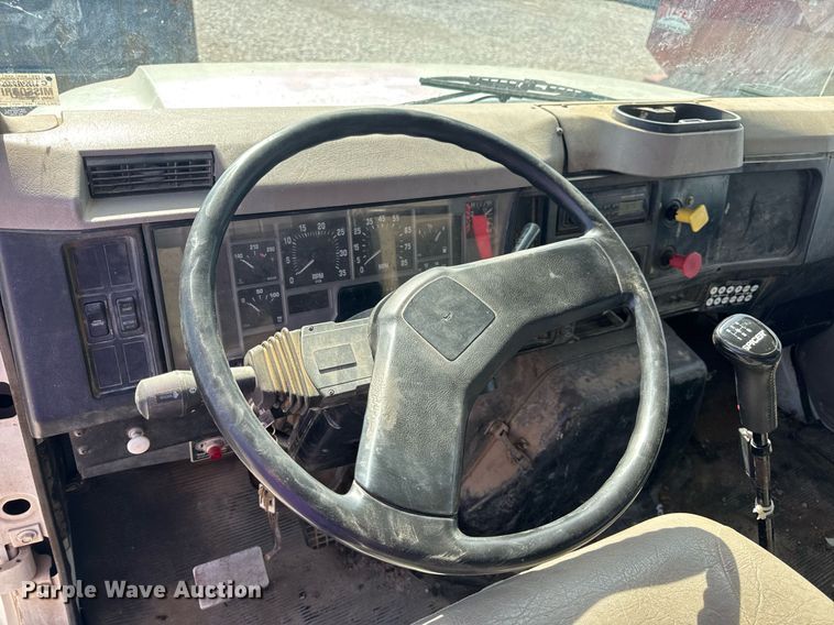 image for item DV4013 2000 International 4900 dump flatbed truck