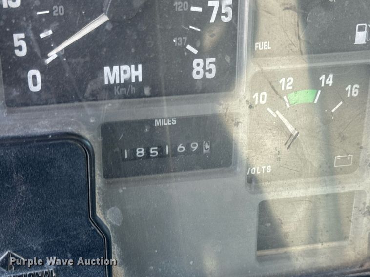 image for item DV4013 2000 International 4900 dump flatbed truck