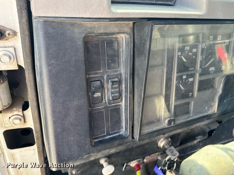 image for item DV4013 2000 International 4900 dump flatbed truck