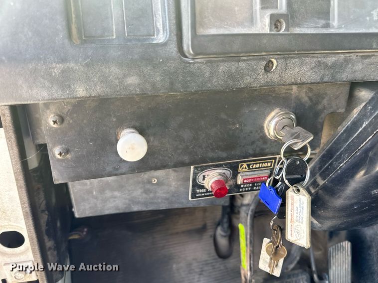 image for item DV4013 2000 International 4900 dump flatbed truck