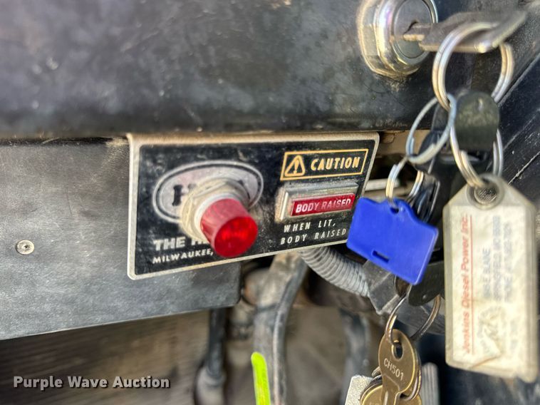 image for item DV4013 2000 International 4900 dump flatbed truck