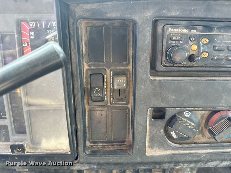 image for item DV4013 2000 International 4900 dump flatbed truck