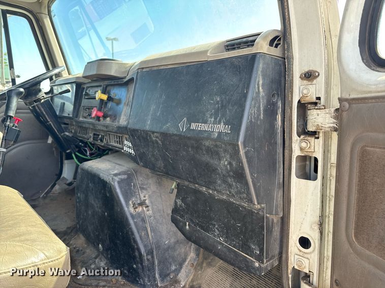 image for item DV4013 2000 International 4900 dump flatbed truck