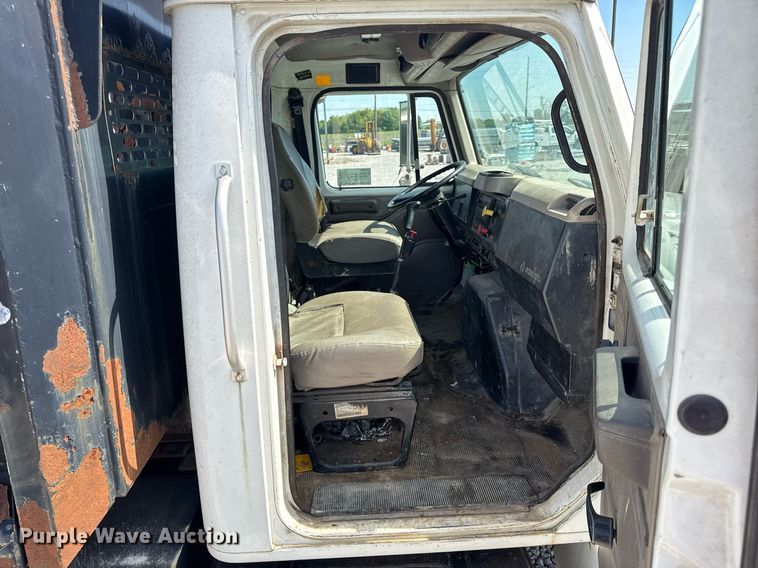 image for item DV4013 2000 International 4900 dump flatbed truck