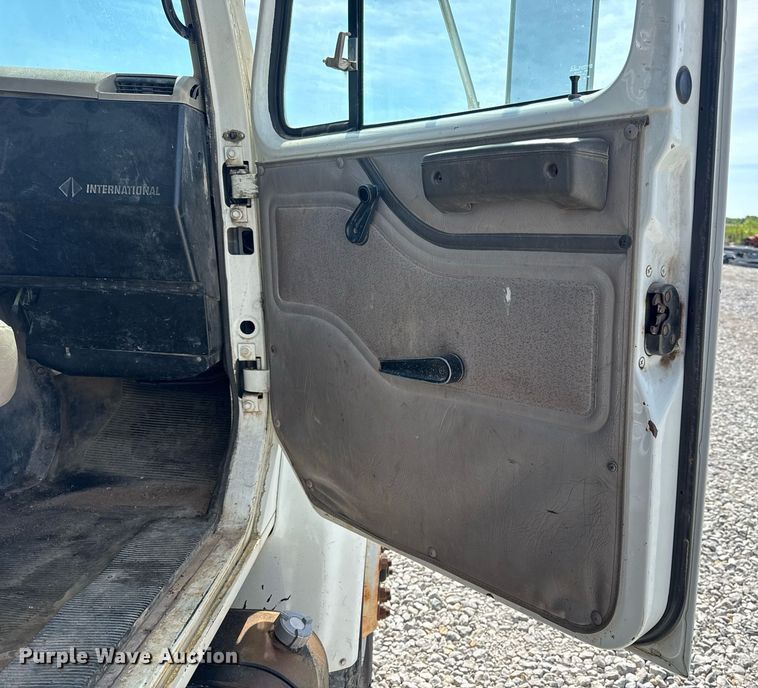 image for item DV4013 2000 International 4900 dump flatbed truck