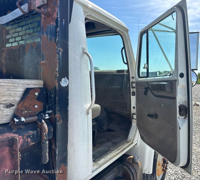 image for item DV4013 2000 International 4900 dump flatbed truck