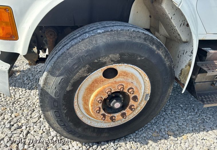 image for item DV4013 2000 International 4900 dump flatbed truck