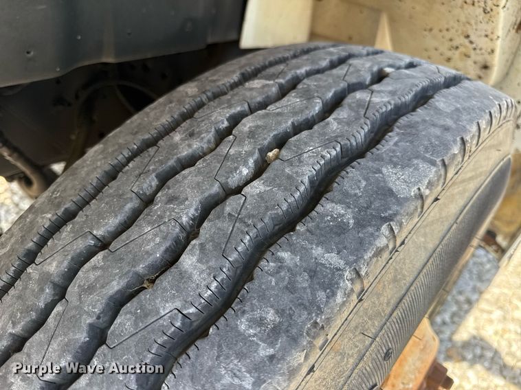 image for item DV4013 2000 International 4900 dump flatbed truck