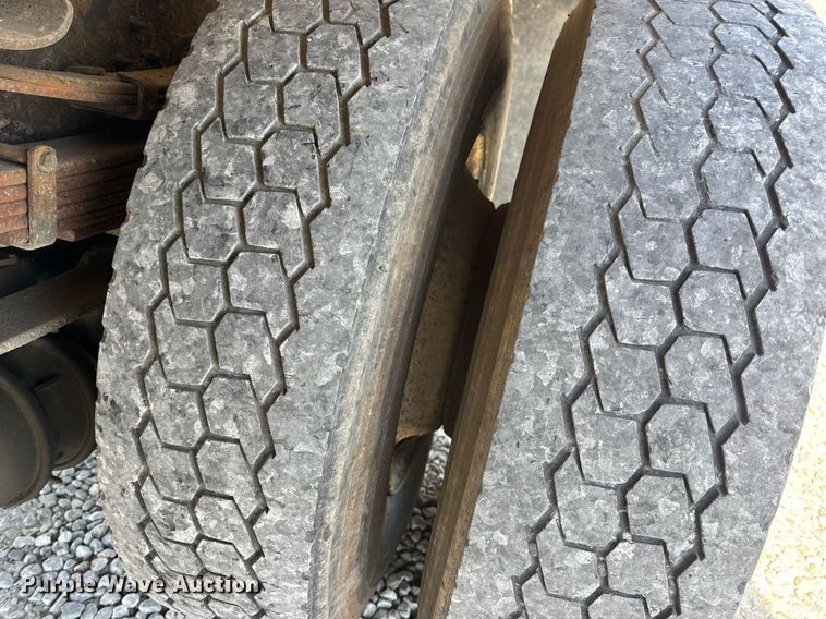 image for item DV4013 2000 International 4900 dump flatbed truck