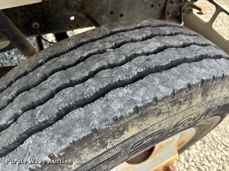 image for item DV4013 2000 International 4900 dump flatbed truck