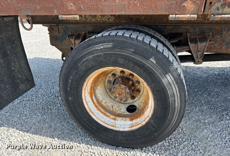 image for item DV4013 2000 International 4900 dump flatbed truck