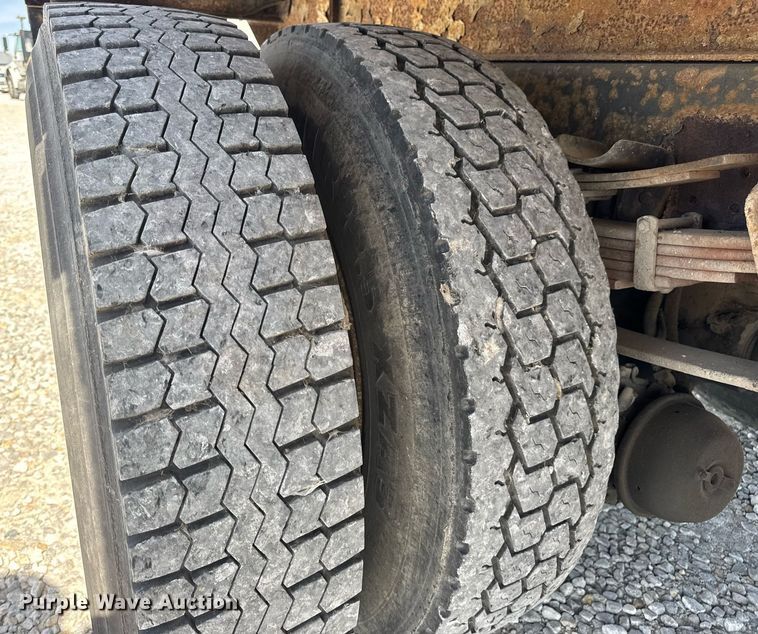 image for item DV4013 2000 International 4900 dump flatbed truck