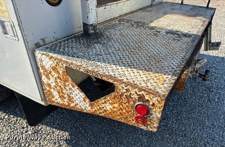 image for item DV4015 2004 Ford F450 Super Duty XL bucket truck