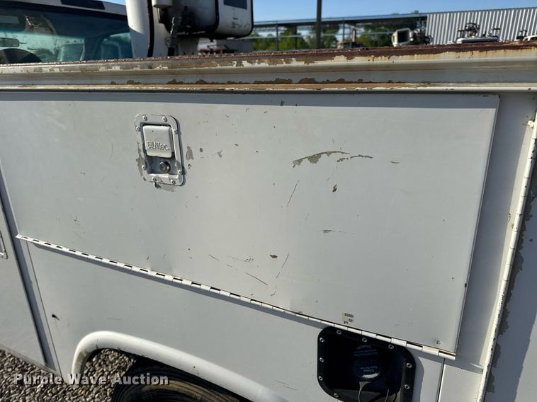image for item DV4015 2004 Ford F450 Super Duty XL bucket truck