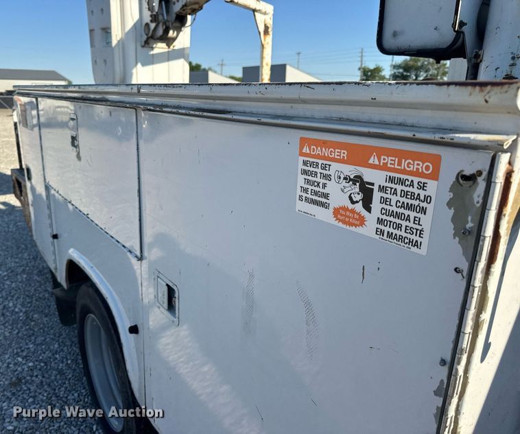 image for item DV4015 2004 Ford F450 Super Duty XL bucket truck