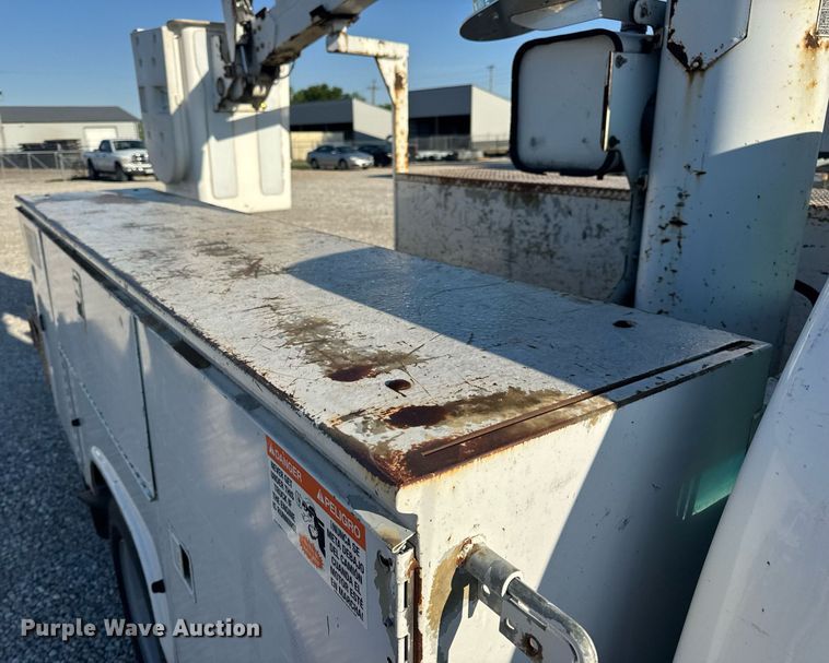 image for item DV4015 2004 Ford F450 Super Duty XL bucket truck