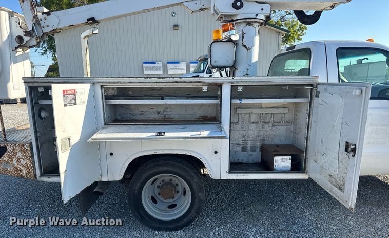 image for item DV4015 2004 Ford F450 Super Duty XL bucket truck