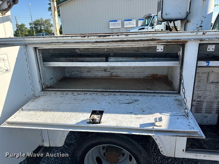 image for item DV4015 2004 Ford F450 Super Duty XL bucket truck