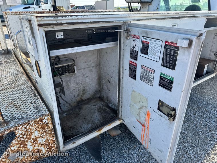 image for item DV4015 2004 Ford F450 Super Duty XL bucket truck