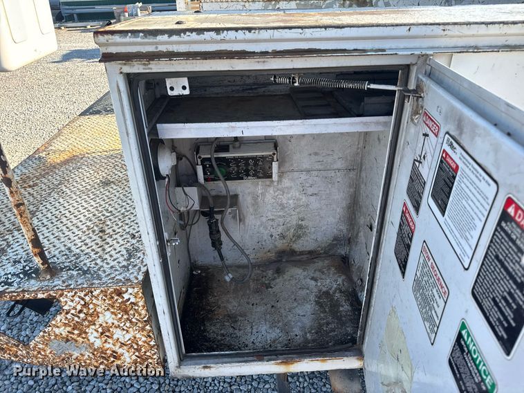 image for item DV4015 2004 Ford F450 Super Duty XL bucket truck