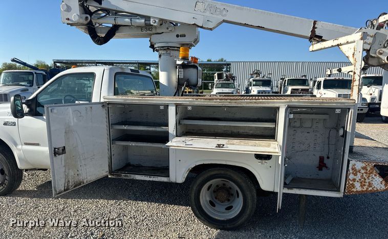 image for item DV4015 2004 Ford F450 Super Duty XL bucket truck