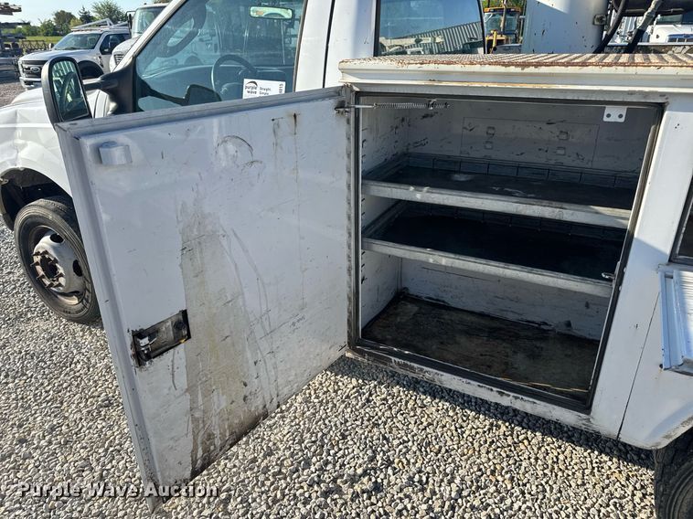 image for item DV4015 2004 Ford F450 Super Duty XL bucket truck